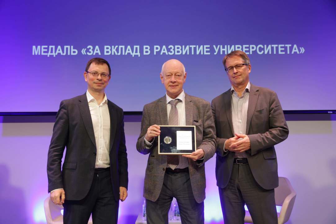 Борис Макаренко награжден медалью НИУ ВШЭ «За вклад в развитие университета»