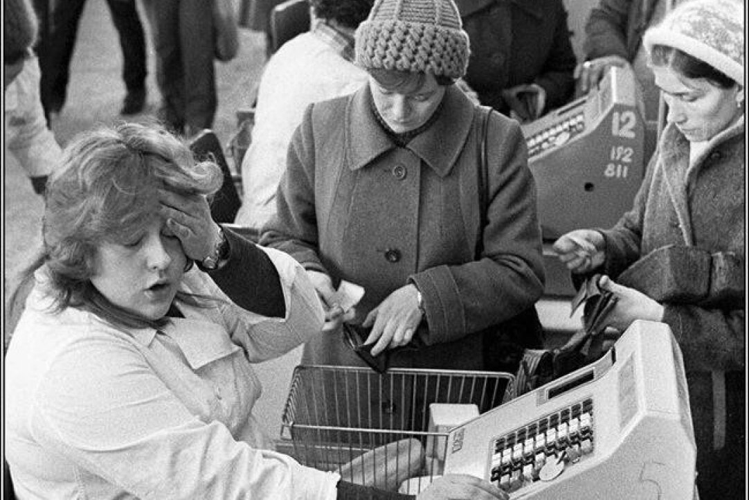 Participation of long-distance seafarers in informal economic practices in the 1970s and 1990s: public and private Illustration for news: Participation of long-distance seafarers in informal economic practices in the 1970s and 1990s: public and private