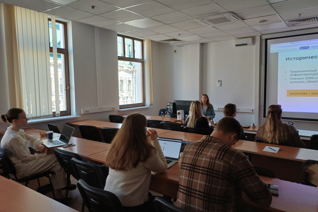 «Так ли мобильны жители современного общества?» – репортаж с семинара проектной группы факультета социальных наук Иллюстрация к новости: «Так ли мобильны жители современного общества?» – репортаж с семинара проектной группы факультета социальных наук